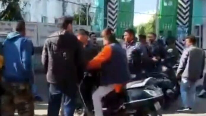 स्कूटी से पहुंचकर नाटकीय अंदाज में किया चौंकाने वाला समर्पण