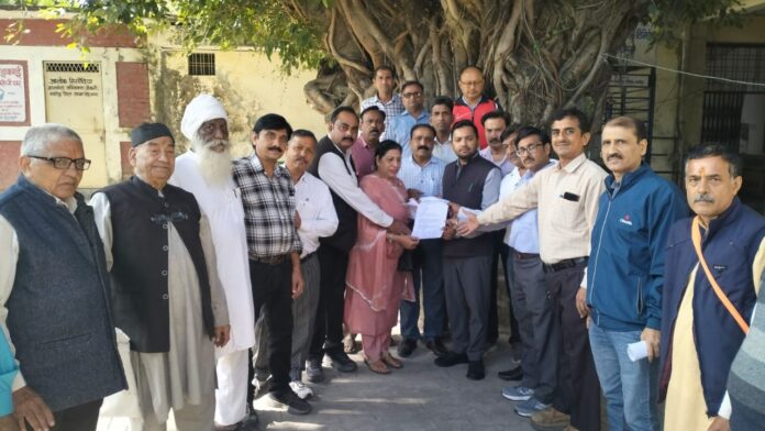 राज्य आंदोलनकारियों ने एसडीएम के माध्यम से मुख्यमंत्री को सौंपा ज्ञापन