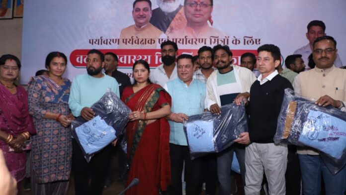 नई वर्दी संग चमके जज़्बे, काशीपुर सफाई योद्धा सम्मानित