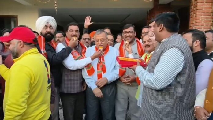 उत्साह की लौ में सजा जीत का जन–उत्सव दृश्य