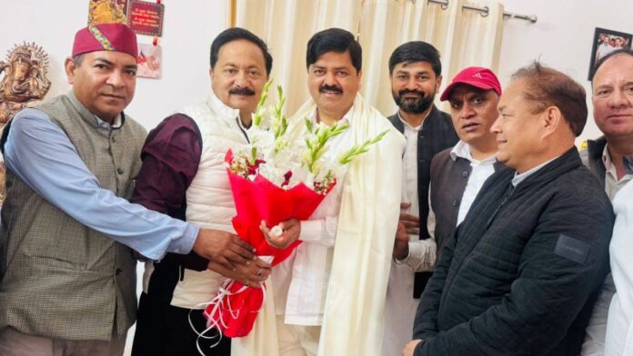 कार्यभार से पहले कार्यकर्ताओं को एकजुटता का संदेश देते गणेश गोदियाल