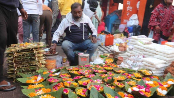 गंगा तट पर भक्ति दब रही, बाज़ार नए साये गढ़ रहा