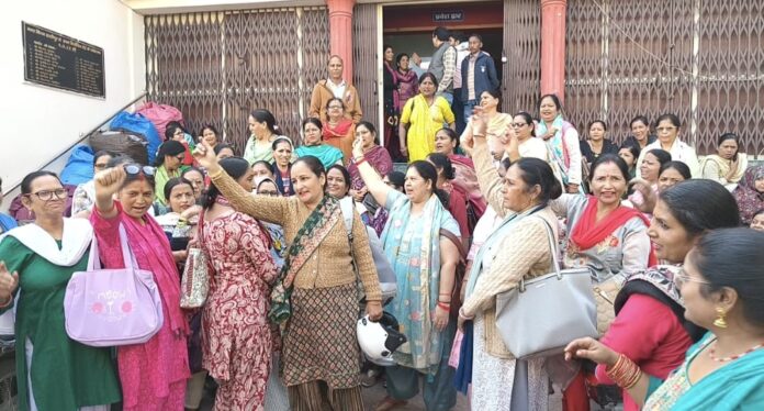 मानदेय और सम्मान की मांग पर एकजुट हुई आंगनबाड़ी कार्यकर्ता