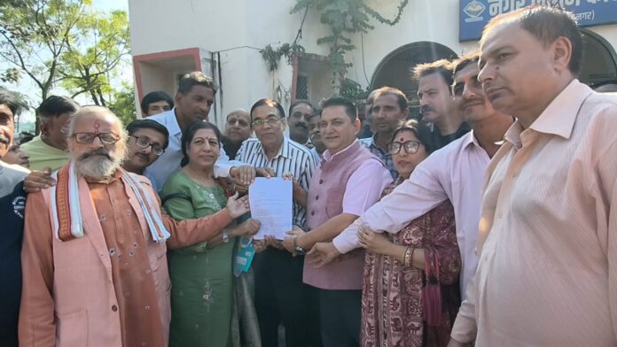 महापौर दीपक बाली के माध्यम से मुख्यमंत्री को भेजा गया ज्ञापन