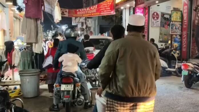 पोस्ट ऑफिस रोड पर अतिक्रमण ने सड़क पार मुश्किल बना दी