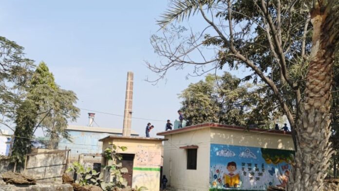 मासूम छत पर खेलते रहे और जिम्मेदारी नीचे कुर्सी पर सोती रही