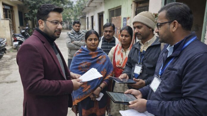 लोकतंत्र मजबूत करने घर घर पहुंचा प्रशासन मतदाता सूची शुद्धिकरण अभियान