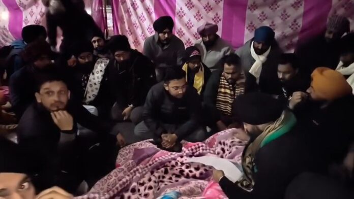 किसानों से संवाद करते तहसीलदार पंकज चंदोला और एसडीएम अभय प्रताप सिंह