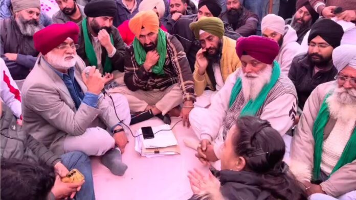 धान के हक की लड़ाई सड़क पर डटे किसान सरकार से जवाब मांगते