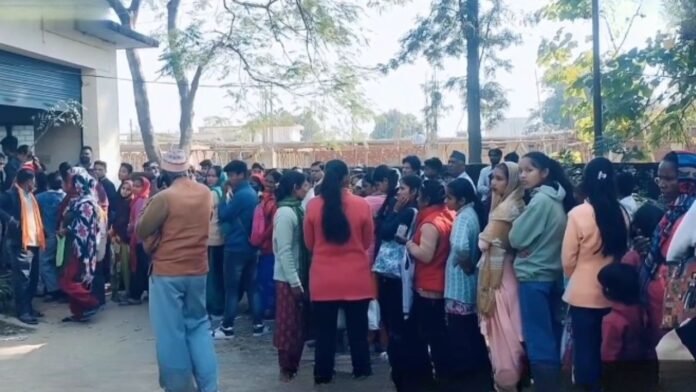 सुबह से लाइन में खड़े लोग आधार अपडेट को तरसते