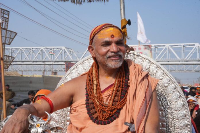 शांत साधना के बीच पीड़ा, सम्मान और न्याय की मांग करता मौन विरोध