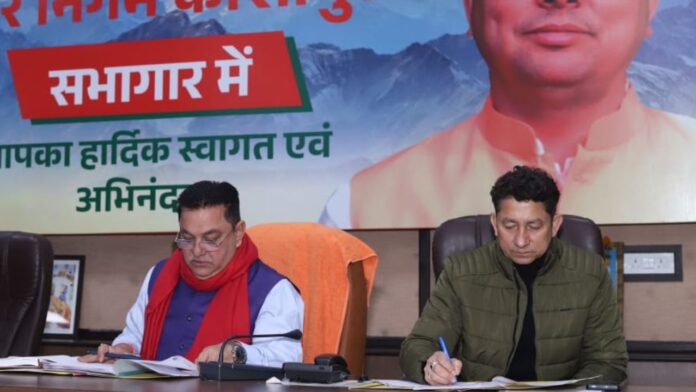 सफाई और यूजर चार्ज पर मंथन करते महापौर दीपक बाली और नगर आयुक्त रविंद्र सिंह बिष्ट