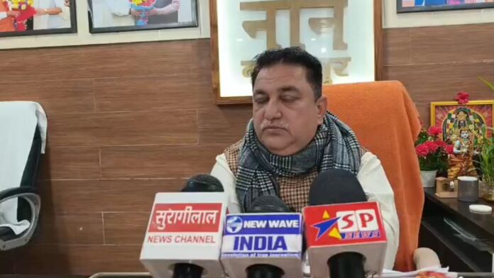 महापौर दीपक बाली यूज़र चार्ज व्यवस्था जनता को समझाते नजर आए