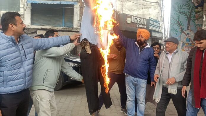 अंकिता के नाम पर राजनीति के खिलाफ भड़की भाजपा ने कांग्रेस का पुतला फूंका