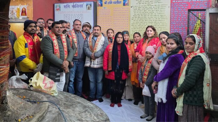 उर्वशी बाली बच्चों के साथ हनुमान चालीसा पाठ करतीं