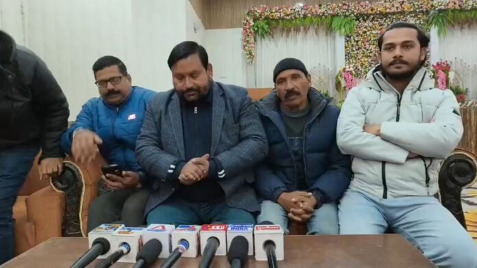 प्रेस करते आयोजक अमित शर्मा और विजेंद्र चौधरी, भव्य कार्यक्रम की रूपरेखा साझा करते