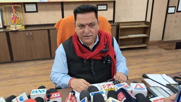 प्रेस को संबोधित करते महापौर दीपक बाली, सियासी हलचल पर तीखा बयान