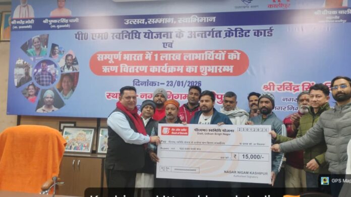 ऋण चेक और मुस्कान के साथ आत्मनिर्भरता की ओर बढ़ते स्ट्रीट वेंडर