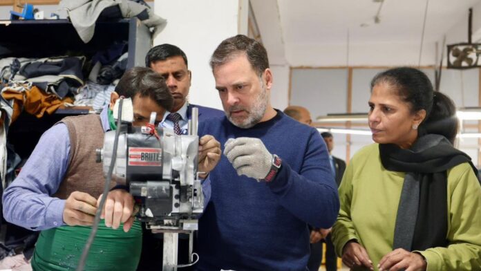 मज़दूरों के बीच राहुल गाँधी सवाल भी सुनते हैं और सच भी देखते हैं