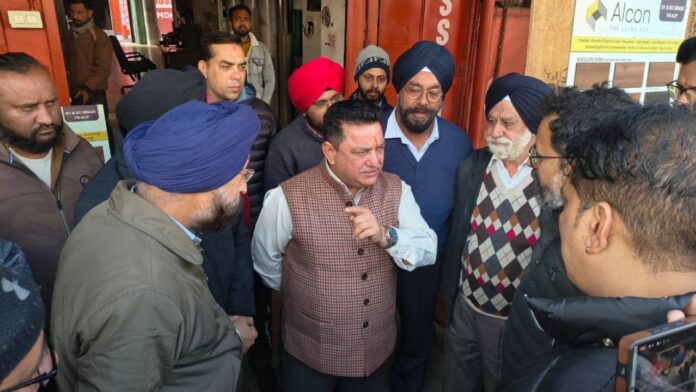 व्यापारी और महापौर दीपक बाली समाधान पर चर्चा करते