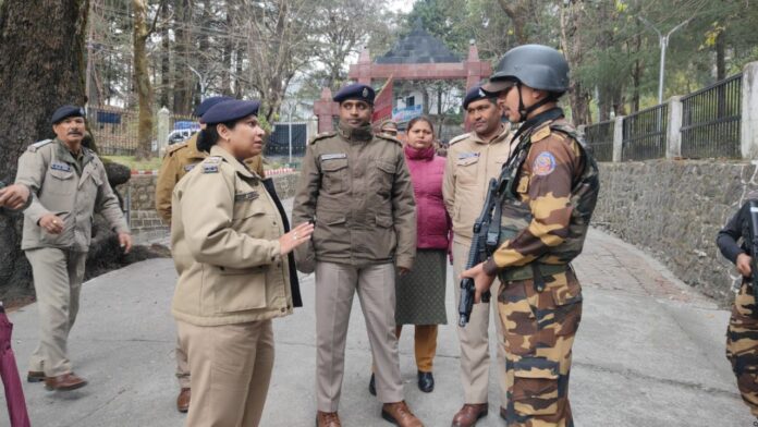 हाईकोर्ट परिसर में सुरक्षा जांच करते पुलिस अधिकारी