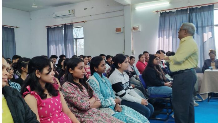 डॉ नवनीत अरोड़ा प्रेरक व्याख्यान देते हुए मंच पर