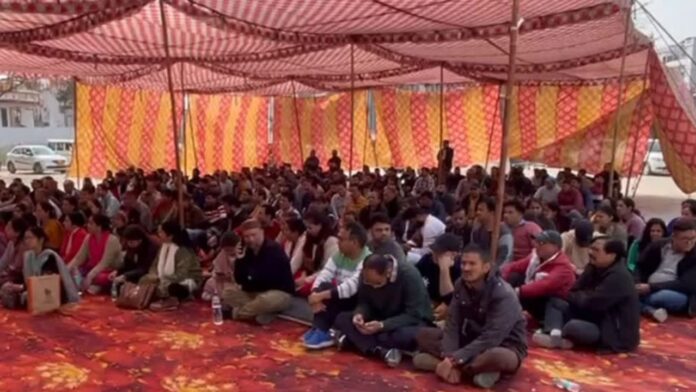 धरने पर डटे शिक्षक बोले न्याय दो अभी