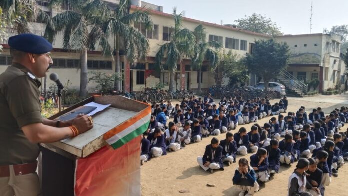 पुलिस के साथ संवाद, सुरक्षित भविष्य की ओर जागरूक कदम