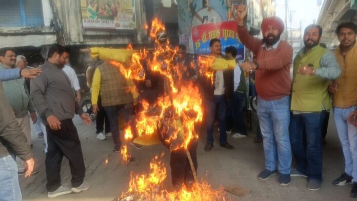 महाराणा प्रताप चौक पर राहुल गांधी का पुतला दहन