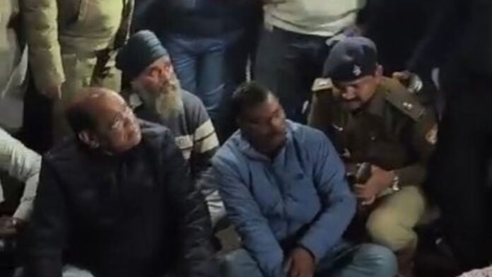 सड़क पर बैठे यशपाल आर्य, हादसों के खिलाफ उग्र विरोध