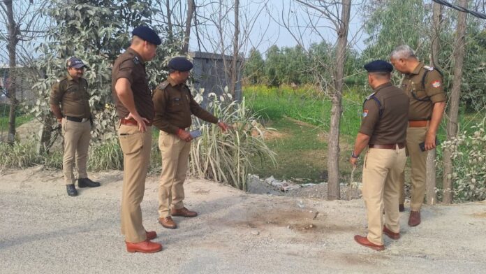 दुर्घटनास्थल पर निरीक्षण करते एसएसपी मणिकांत मिश्रा सख्त निर्देश देते हुए