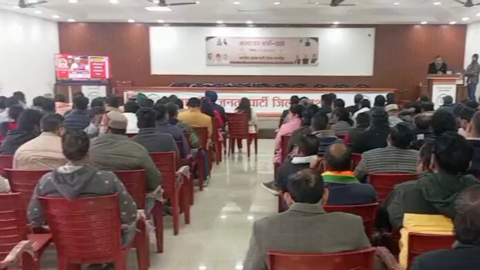 बजट चर्चा में काशीपुर भाजपा कार्यालय में विकास की दिशा पर एकजुट संवाद