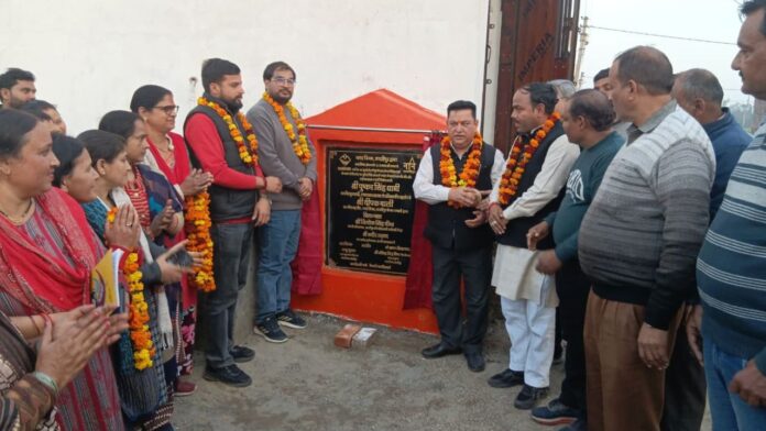 शिलान्यास समारोह में महापौर दीपक बाली का स्वागत करते क्षेत्रवासी