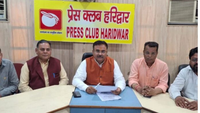 प्रेस क्लब हरिद्वार में बजट पर बोलते कांग्रेस प्रवक्ता आलोक शर्मा