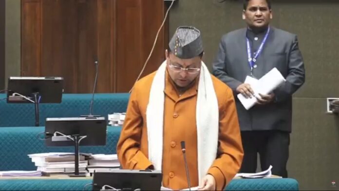 भराड़ीसैंण विधानसभा में बजट सत्र के दौरान विधेयक पेश करते मुख्यमंत्री