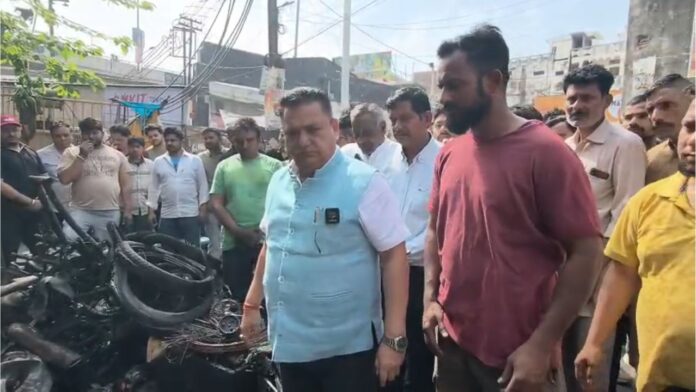 अग्निकांड स्थल पर नुकसान का जायजा लेते मेयर दीपक बाली