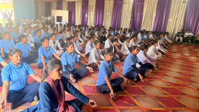 योग शिविर में छात्र छात्राओं ने उत्साह से किया सामूहिक योगाभ्यास
