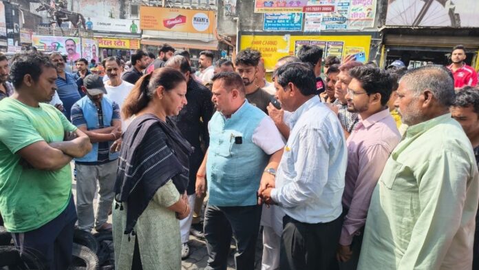 अग्निकांड स्थल पर पीड़ित व्यापारियों से मिलतीं कांग्रेस अध्यक्ष अलका पाल