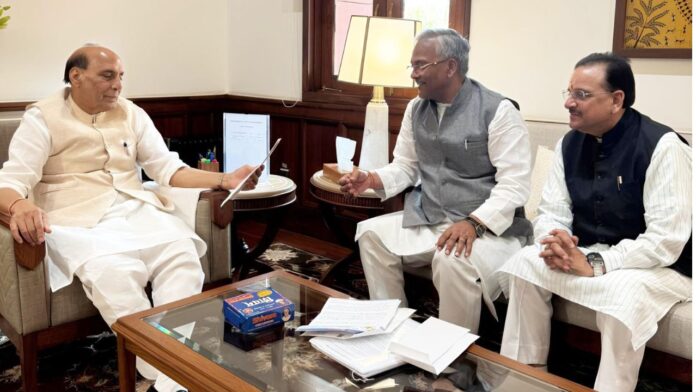 रक्षामंत्री राजनाथ सिंह से मुलाकात करते सांसद त्रिवेन्द्र सिंह रावत