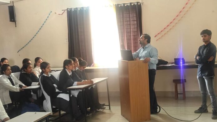 अलंकारित शिक्षा और सुरक्षा का संदेश देते रचित दीक्षित।