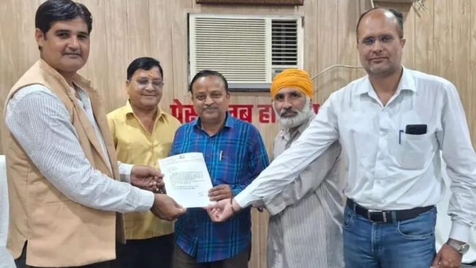 चुनाव की कमान संभालते मुख्य चुनाव अधिकारी प्रदीप गर्ग