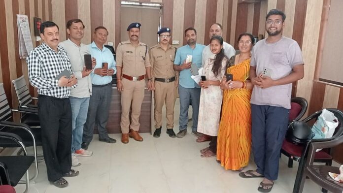 खोए मोबाइल बरामद कर काशीपुर पुलिस ने बिखेरी जनता की मुस्कान