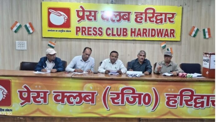 लोकतंत्र का उत्सव: जीत की उम्मीद और धड़कते दिलों का कड़ा इम्तिहान।