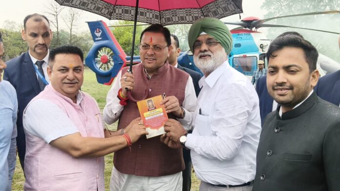 जसपुर हेलीपैड पर मुख्यमंत्री धामी का स्वागत करते चीमा और बाली