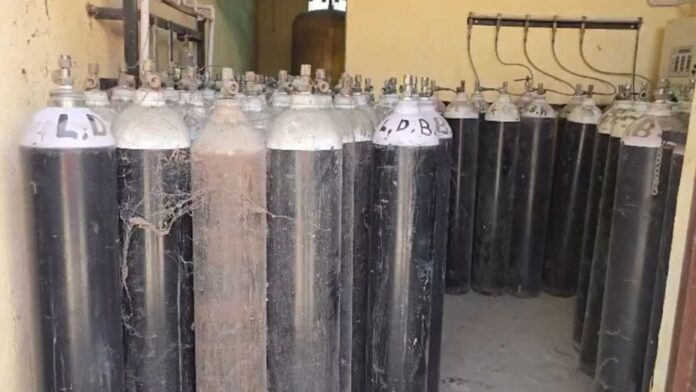 अस्पताल से जीवनदायिनी सिलिंडरों की चोरी, सुरक्षा व्यवस्था हुई तार-तार।