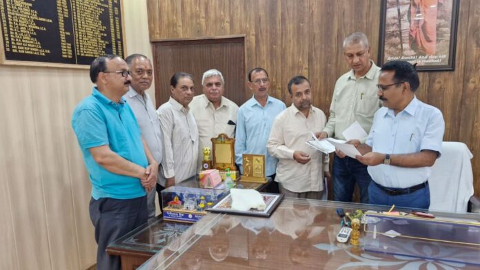 हल्द्वानी जिलाधिकारी कार्यालय में हक की आवाज बुलंद करते आंदोलनकारी