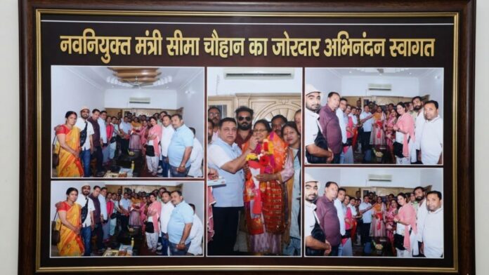 फूलों के हार के साथ नवनियुक्त मंत्री का आत्मीय स्वागत
