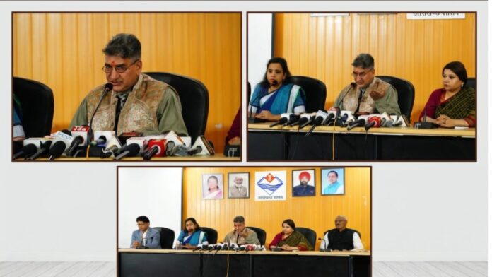 सचिवालय में जनगणना-2027 के डिजिटल महाअभियान का रोडमैप बताते दीपक कुमार।