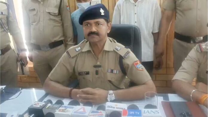 पर्दाफाश करते पुलिस अधीक्षक काशीपुर स्वप्न किशोर सिंह।