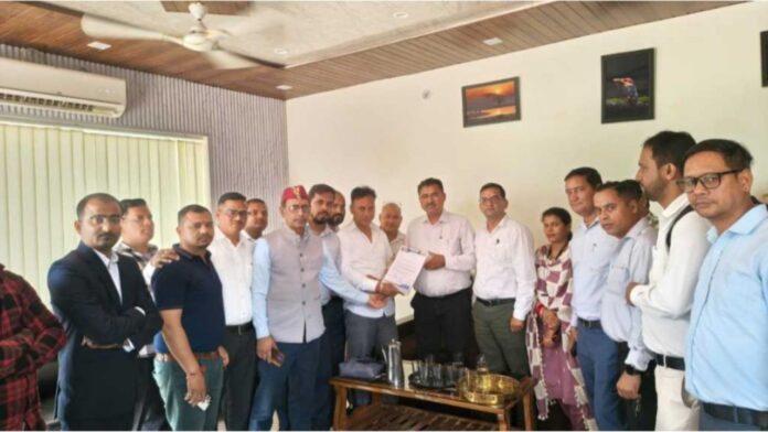अंधेरे के खिलाफ गूंजी हुंकार, सुलगते सवालों के साथ गरजे दिग्गज।